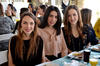 Claudia junto a un grupo de damas asistentes.