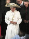 El papa respondió desde el papamóvil saludando a diestra y siniestra y haciendo un guiño desde el primer momento a la gente cubriéndose con un sombrero negro de charro con adornos plateados durante su visita a Guanajuato.