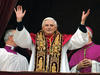 El 19 de abril de 2005, Benedicto XVI apareció en el balcón del palacio apostólico para dar su primer saludo y bendición a la ciudad y al mundo, palabras que aprovechó para recordar a su antecesor Juan Pablo II.