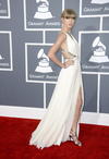 Katy Perry lució un vestido verde con gran escote.