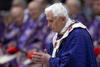 Concluida la misa, Bertone expresó a Benedicto XVI la "tristeza" de la Iglesia por su renuncia al pontificado, una decisión, dijo, que demuestra "su pureza de corazón, su humildad, docilidad y valentía".