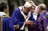 Benedicto XVI se las impuso la ceniza al cardenal Angelo Comastri, al secretario de Estado, Tarcisio Bertone; al cardenal decano, Angelo Sodano, y a numerosos frailes y seglares.