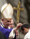 Tras la homilía, el cardenal Angelo Comastri, arcipreste de la basílica de San Pedro, impuso las cenizas al papa.