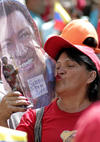 Vestidos de rojo o con camisetas alusivas al presidente con lemas como "yo soy Chávez" y con afiches del gobernante, los seguidores coreaban "Chávez descansa que el pueblo te respalda" o "pensaron que no volvía pero en la madrugada llegó Hugo Chávez Frías".