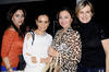 Eduardo Gambelungue con las modelos que participaron en el desfile.
