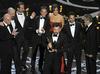 Ben Affleck, su director y uno de los productores junto a George Clooney, dedicó el premio muy emocionado a su mujer, la también actriz Jennifer Garner.