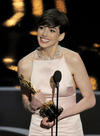 Anne Hathaway, lució encantada junto a su esposo tras recibir su galardón.