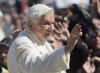 El Papa evidentemente disfrutó de la multitudinaria despedida. Benedicto XVI llegó a la plaza en el papamóvil, rodeado de guardaespaldas.