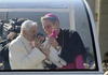 El Papa evidentemente disfrutó de la multitudinaria despedida. Benedicto XVI llegó a la plaza en el papamóvil, rodeado de guardaespaldas.