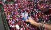 Entre lágrimas, cánticos y música cientos de miles de personas saludaban a su paso el ataúd con los restos del presidente Hugo Chávez durante una extensa y desordenada caravana por Caracas.