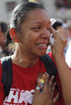 Las lágrimas parecían intensificarse cuando por parlantes colocados en camiones se escuchaban estrofas del himno nacional cantadas por el propio Chávez.