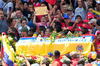 Los partidarios del fallecido gobernante lucían brazaletes con los colores patrios, banderas venezolanas y fotografías de Chávez en distintas actitudes, como posando con la banda presidencial y realizando su tradicional gesto sonriente de saludo a la multitud.