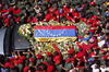 Los partidarios del fallecido gobernante lucían brazaletes con los colores patrios, banderas venezolanas y fotografías de Chávez en distintas actitudes, como posando con la banda presidencial y realizando su tradicional gesto sonriente de saludo a la multitud.