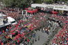 Entre lágrimas, cánticos y música cientos de miles de personas saludaban a su paso el ataúd con los restos del presidente Hugo Chávez durante una extensa y desordenada caravana por Caracas.