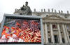 En la Plaza de San Pedro del Vaticano, fieles provenientes de todo el mundo siguen puntualmente el desarrollo del Cónclave a la espera de un nuevo Papa.