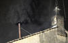 El humo negro, muy denso, salió por la chimenea durante un buen rato, para que no quedasen dudas de que era de ese color.