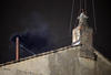 Un denso humo negro emergió de la chimenea de la Capilla Sixtina al cielo encapotado de Roma para anunciar que la Iglesia Católica sigue sin papa en uno de los momentos más trascendentales de su historia.