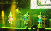 EME15 saltó al escenario con una producción de tres pantallas y juegos de colores, y a manera de un chat, una pantalla mostraba en el escenario la bienvenida al público.