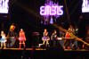 EME15 saltó al escenario con una producción de tres pantallas y juegos de colores, y a manera de un chat, una pantalla mostraba en el escenario la bienvenida al público.