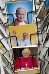 En los alrededores de la Plaza de San Pedro ya se venden imágenes del Papa Francisco.