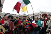 Fieles mexicanos se dieron cita en la Plaza de San Pedro en el Vaticano para el primer Ángelus del Papa Francisco.