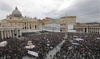 Fieles mexicanos se dieron cita en la Plaza de San Pedro en el Vaticano para el primer Ángelus del Papa Francisco.
