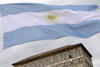 Banderas de Argentina ondearon por la plaza de San Pedro durante la aparición del Papa Francisco.