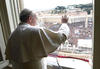 En la ventana del apartamento papal, donde todavía no vive, colgaba un dosel, a la espera de que elija el escudo de su pontificado.