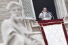 En la ventana del apartamento papal, donde todavía no vive, colgaba un dosel, a la espera de que elija el escudo de su pontificado.