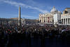 Unas 200 mil personas participaron hoy en la misa de inicio del pontificado del Papa Francisco en la Plaza de San Pedro del Vaticano, muchas portando banderas de diversos países de América Latina.