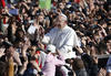 El pontífice dio varias vueltas entre vítores y aplausos en un día primaveral y soleado en Roma.
