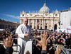 Antes de la celebración litúrgica, que coincidió con la festividad de San José, el Papa Francisco recorrió en papamóvil descubierto una abarrotada plaza de San Pedro.