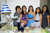 Melissa Plata Bravo en su festejo de canastilla junto a sus hermanas Gaby y Mariana, y su mamá Gabriela.