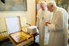 Benedicto XVI le cedió el puesto de honor a Francisco y este lo rechazó diciéndole "Somos hermanos", tras lo cual los dos juntos rezaron de rodillas en el mismo banco.