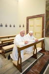 Benedicto XVI le cedió el puesto de honor a Francisco y este lo rechazó diciéndole "Somos hermanos", tras lo cual los dos juntos rezaron de rodillas en el mismo banco.