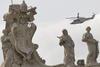 El papa Bergoglio partió del Vaticano a mediodía local en un helicóptero que aterrizó en el helipuerto de la residencia pontificia un cuarto de hora después.