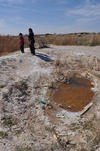 Sacan agua. Una tras otra son llenadas las pipas de dos zonas cercanas a El Quemado además de llevarse tierra y arena.