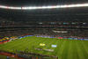 Momentos antes del silbatazo inicial, el Estadio Azteca, que presentaba una entrada de más de 90 por ciento, ya era un hervidero de pasión que al parecer no sobrepasaba los límites de respeto.