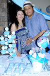 Cecilia María  González y su esposo Carlos Valdez se encuentran recibiendo felicitaciones por el bebé que pronto llegará.