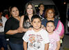 Paty, Tulina, Cecy, Laura, Jose, Rosy y Mariel acompañadas de niños de diferentes albergues.
