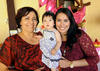 NATALIA  junto a su abuelita Mercedes Hernández y su madrina Paola Silva.