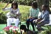 "Niños, coman verduras", pidió Michelle Obama antes de que la familia presidencial departiera entre la multitud. La esposa de Obama y las hijas de ambos, Malia y Sasha, también leyeron libros.
