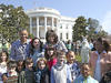 Más de treinta mil personas, en su mayoría niños, acudieron a los jardines de la Casa Blanca para celebrar, junto al presidente Barack Obama y su familia, la carrera anual de los huevos de Pascua, una tradición que se remonta al siglo XIX.