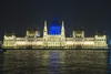 El domo del edificio del Parlamento húngaro fue iluminado de azul durante la conmemoración del Día de Conciencia Sobre el Autismo, junto al río Danubio en Budapest.