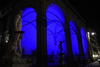 Vista del salón "Dei Lanzi" iluminado de azul durante la conmemoración del sexto Día de Conciencia Sobre el Autismo en Florencia (Italia).