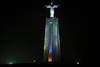 El Cristo Rey de Almada en Portugal también fue iluminado de azul para conmemorar la fecha.