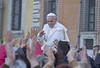 Francisco se trasladó en el papamóvil a San Juan de Letrán y en el recorrido fue saludado por una multitud que le lanzaba flores y le elevaba a los niños para que los bendijera.