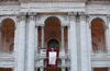 El papa Francisco tomó posesión de la cátedra de obispo de Roma en una abarrotada basílica de San Juan de Letrán, la catedral de la capital italiana, en una ceremonia que estuvo precedida por la dedicatoria a Juan Pablo II de una plaza próxima al templo.