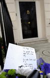 Flores y cartas han sido depositadas frente a la casa de la exprimera minsitra británica Margaret Thatcher en Londres (Reino Unido) con motivo de su fallecimiento.