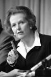 Pero el declive de Thatcher llegó a finales de los 80 con su impopular "poll-tax", un impuesto municipal cuyo impago se castigaba con la negación del derecho al voto, además de su continua intransigencia sobre la integración europea.